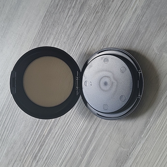 Mac studio powder plus foundation NW33 - Picture 5 of 5